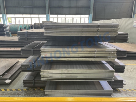 Large inventory of hot-rolled carbon steel plates, available in sizes 212506000mm, with Q355, SS400, and Q195 grades